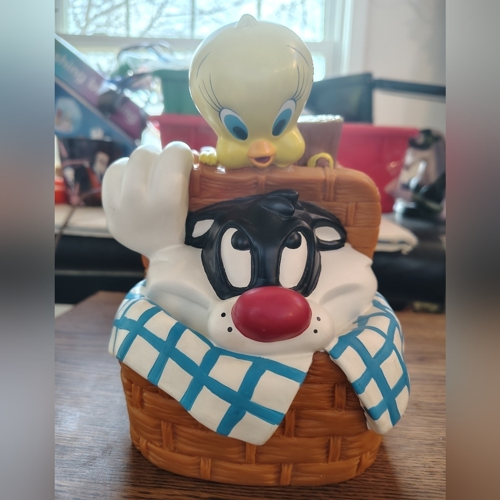 Vintage 1999 Warner Bros Tweety Bird Sylvester Picnic Coin Piggy Bank